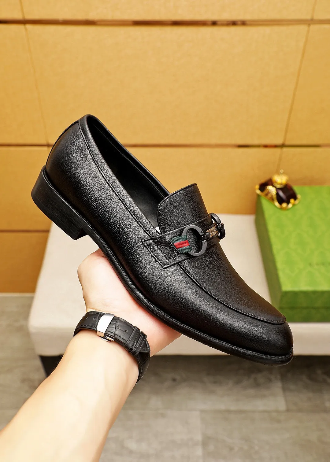Men's shoes 💰400 💐 Product trademark: GUCCI "Gucci" casual leather shoes Regular size: 39-44 (38.45.46🉑️Customized) Product materials: Selected imported first-layer pebbled cowhide leather upper + original hardware buckle, imported 🐑 sheepskin lining. Strong three-dimensional visual effect, combined outsole Color: 1⃣️color optional